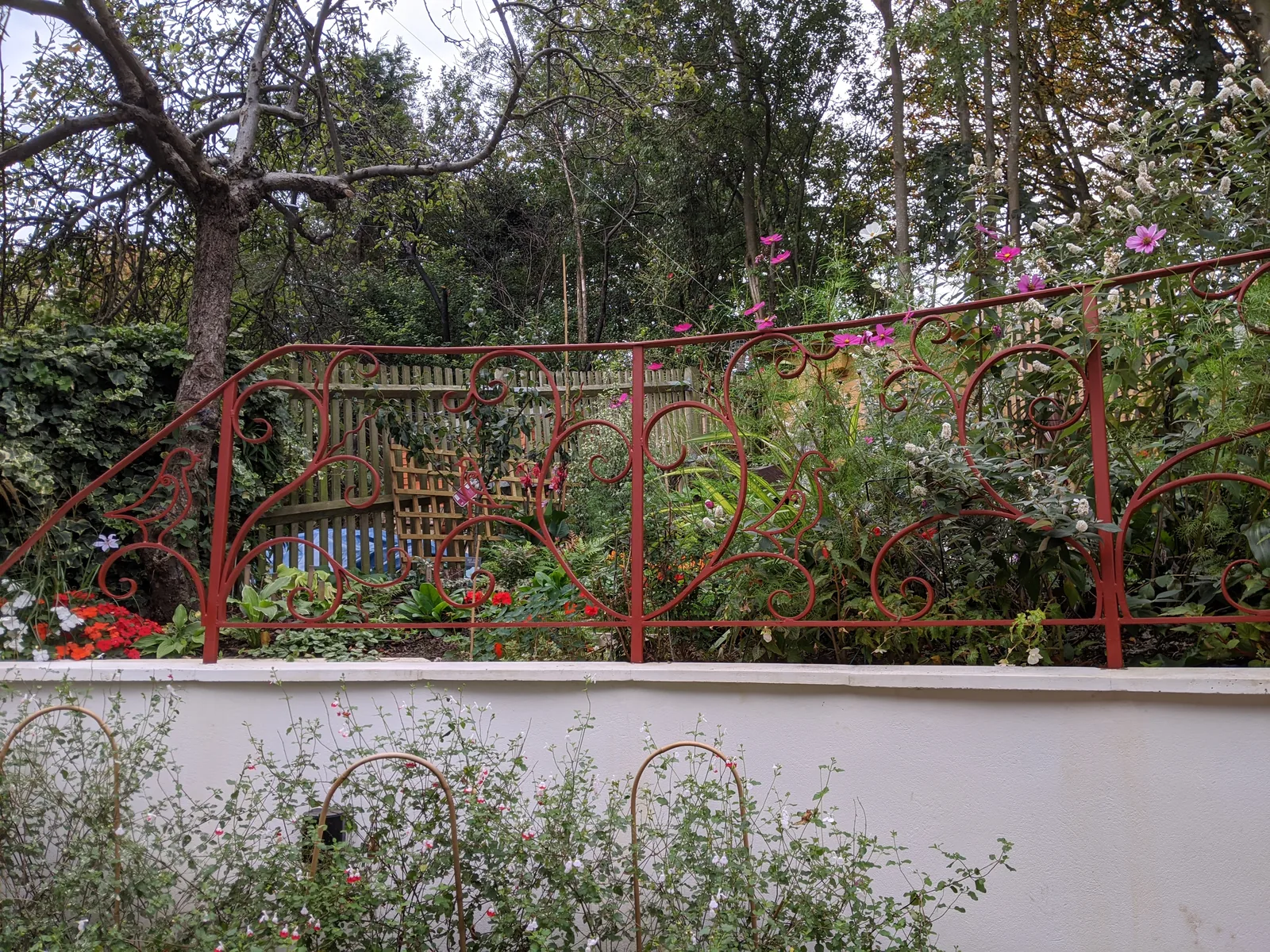 Curved safety railings to a terraced garden, photo 2 of 3